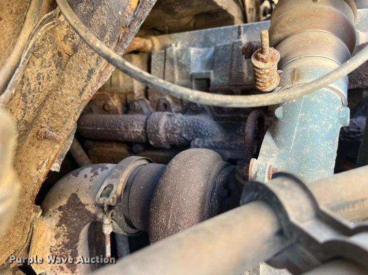 image for item LE9011 1997 International  4900 dump truck