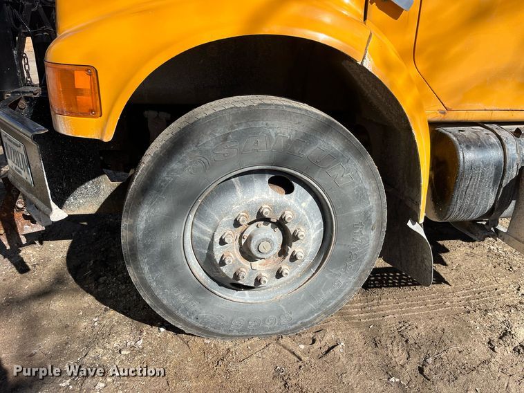 image for item LE9011 1997 International  4900 dump truck