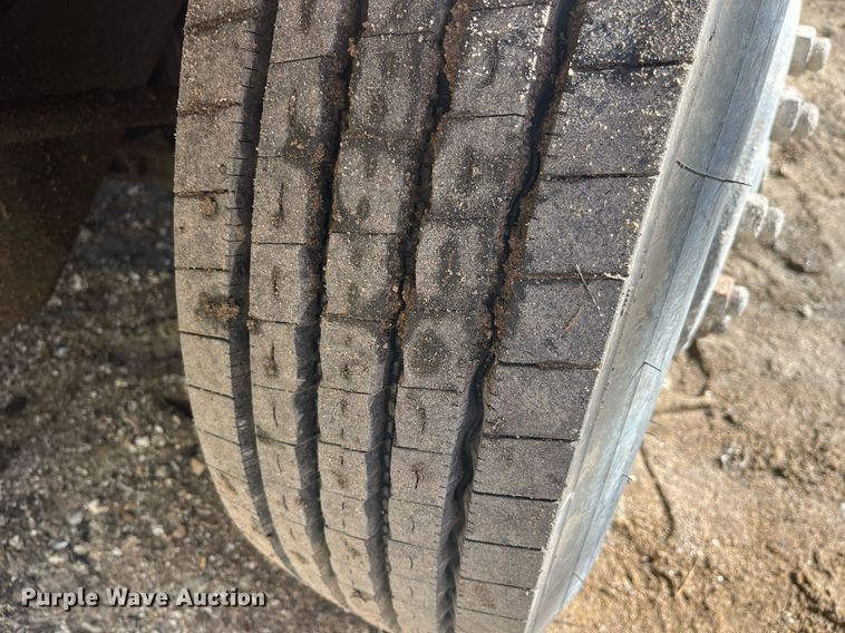 image for item LE9011 1997 International  4900 dump truck