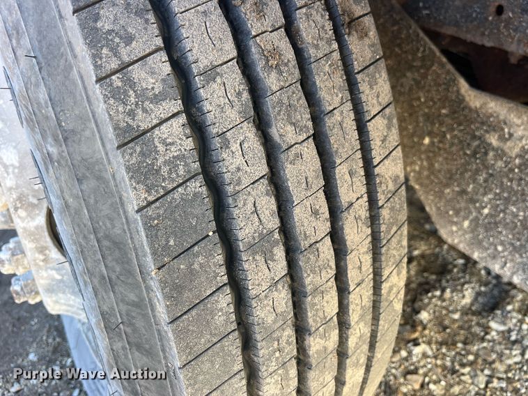 image for item LE9011 1997 International  4900 dump truck