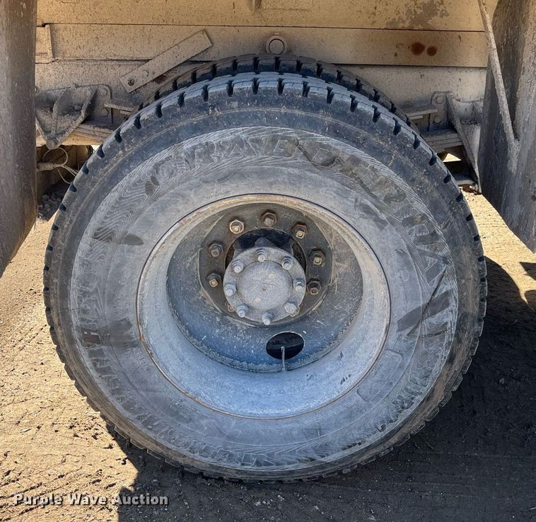 image for item LE9011 1997 International  4900 dump truck