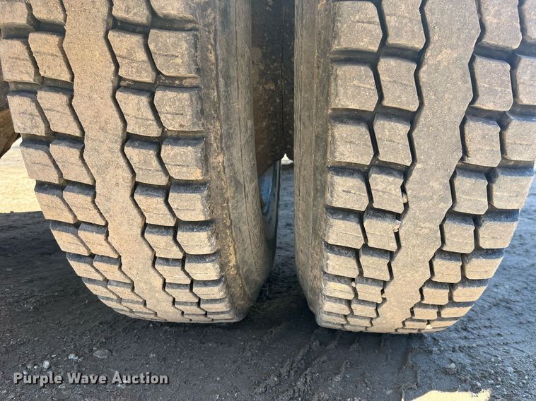 image for item LE9011 1997 International  4900 dump truck