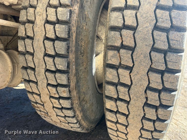 image for item LE9011 1997 International  4900 dump truck