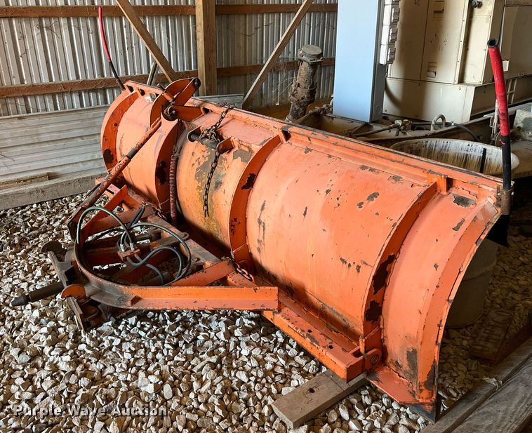 image for item LE9011 1997 International  4900 dump truck