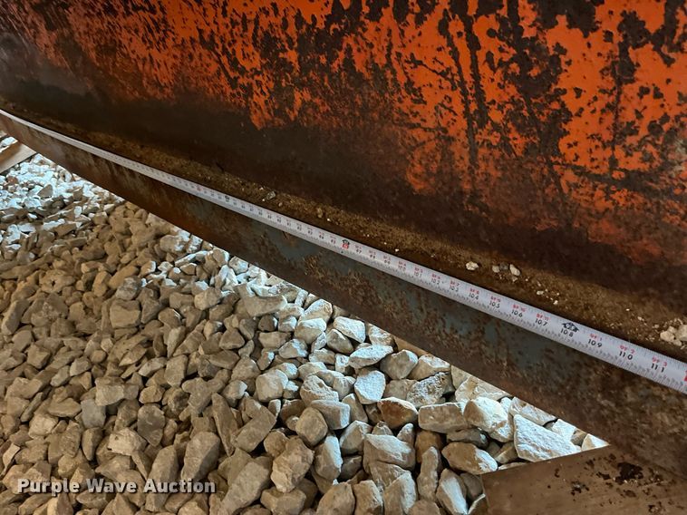 image for item LE9011 1997 International  4900 dump truck