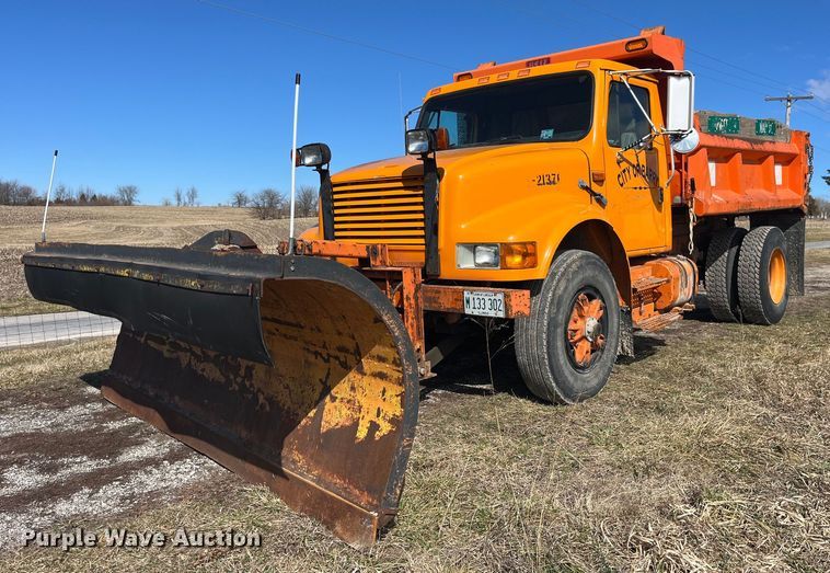 image for item LE9015 1991 International  4900 dump truck