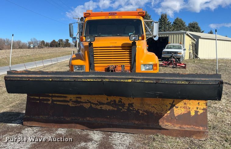 image for item LE9015 1991 International  4900 dump truck