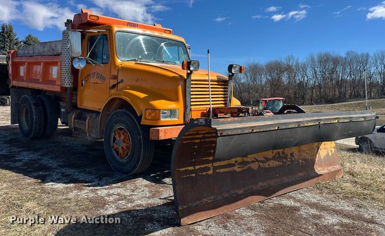 image for item LE9015 1991 International  4900 dump truck