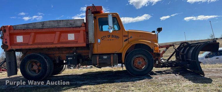 image for item LE9015 1991 International  4900 dump truck