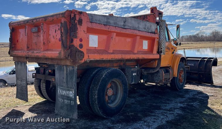image for item LE9015 1991 International  4900 dump truck