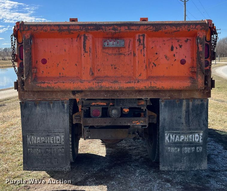 image for item LE9015 1991 International  4900 dump truck