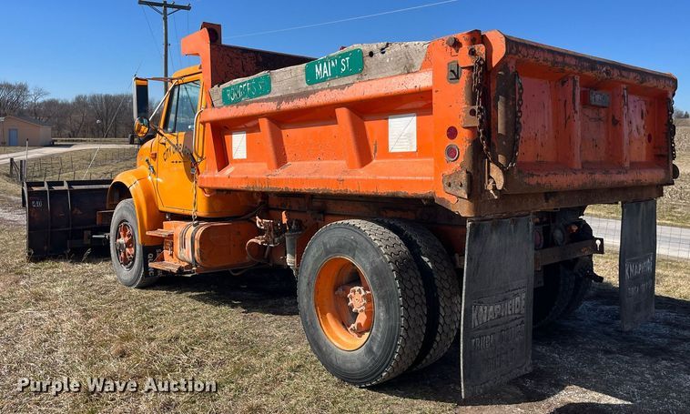 image for item LE9015 1991 International  4900 dump truck