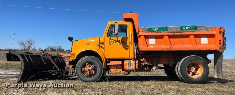 image for item LE9015 1991 International  4900 dump truck