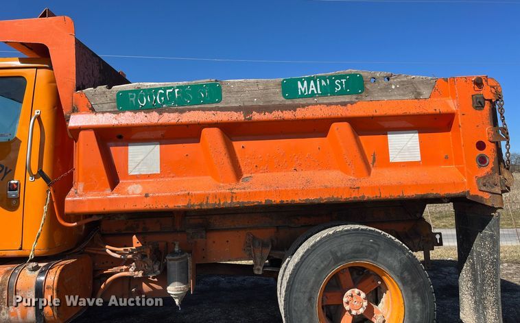 image for item LE9015 1991 International  4900 dump truck