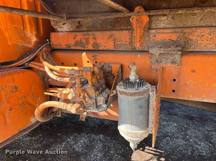 image for item LE9015 1991 International  4900 dump truck