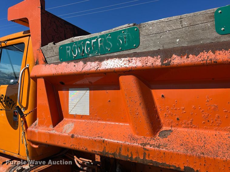 image for item LE9015 1991 International  4900 dump truck