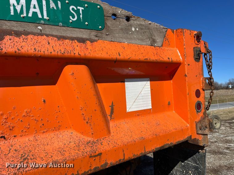 image for item LE9015 1991 International  4900 dump truck