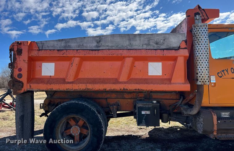 image for item LE9015 1991 International  4900 dump truck