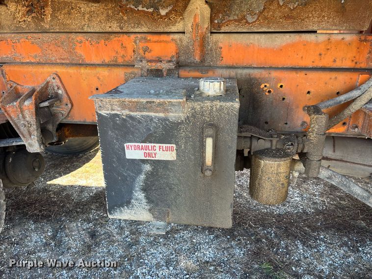 image for item LE9015 1991 International  4900 dump truck