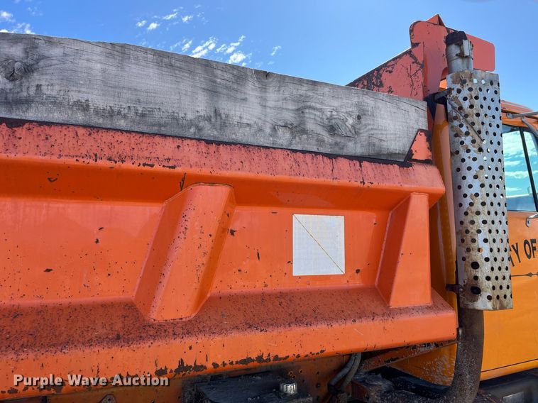 image for item LE9015 1991 International  4900 dump truck