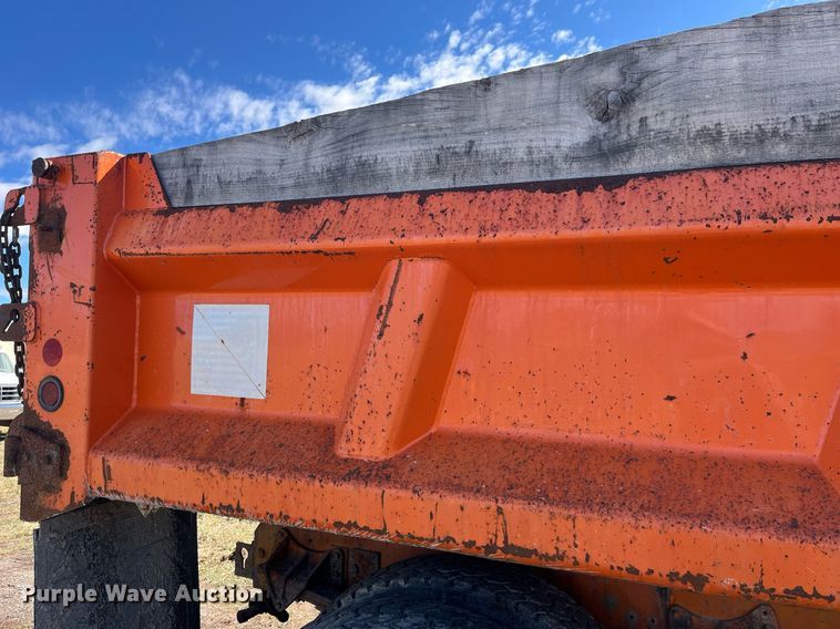 image for item LE9015 1991 International  4900 dump truck