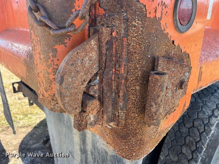 image for item LE9015 1991 International  4900 dump truck