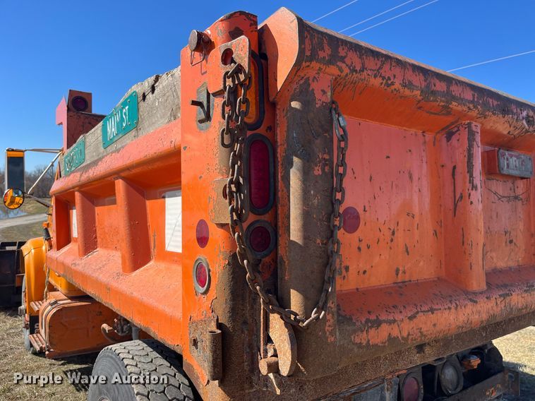 image for item LE9015 1991 International  4900 dump truck