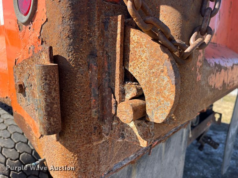 image for item LE9015 1991 International  4900 dump truck