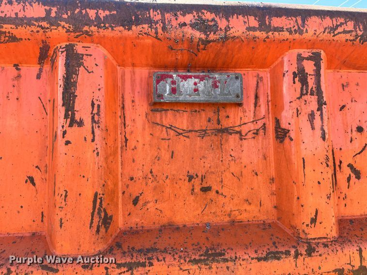 image for item LE9015 1991 International  4900 dump truck