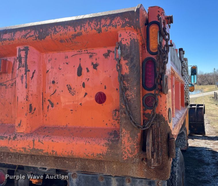 image for item LE9015 1991 International  4900 dump truck