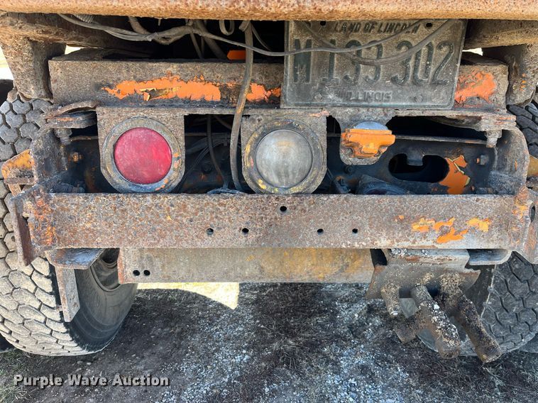 image for item LE9015 1991 International  4900 dump truck