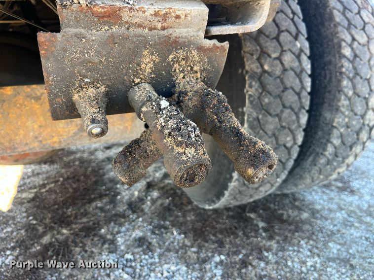 image for item LE9015 1991 International  4900 dump truck