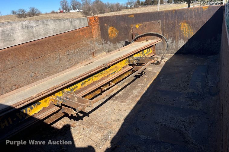 image for item LE9015 1991 International  4900 dump truck