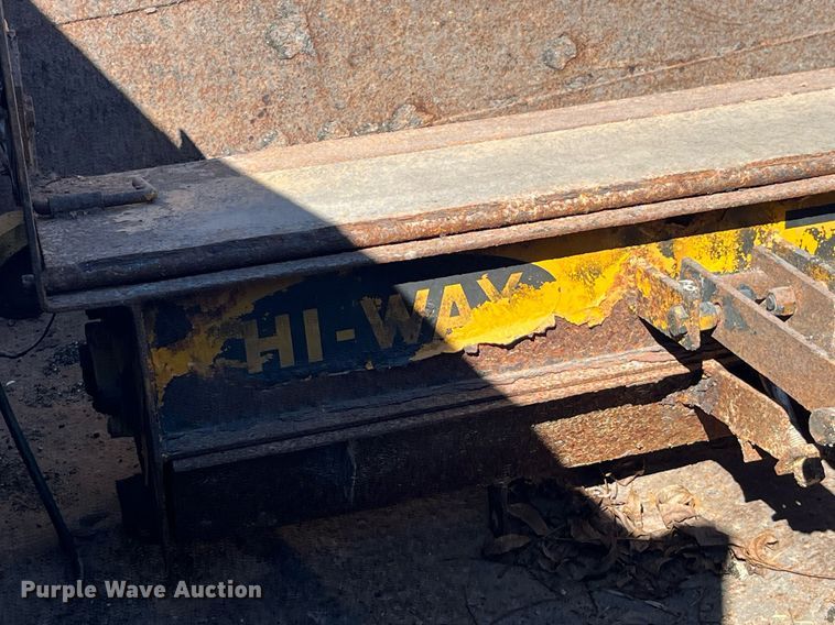 image for item LE9015 1991 International  4900 dump truck