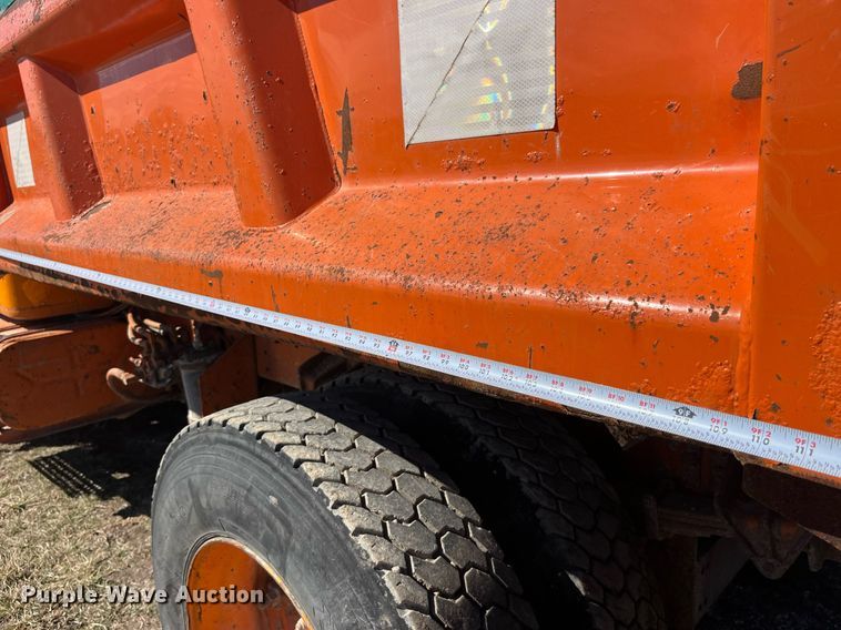 image for item LE9015 1991 International  4900 dump truck