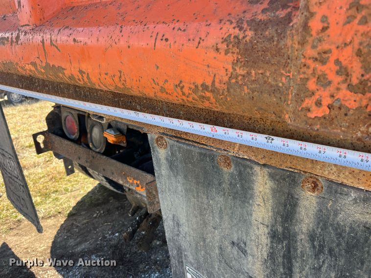 image for item LE9015 1991 International  4900 dump truck