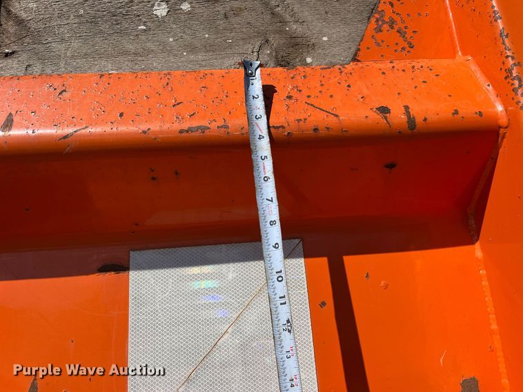 image for item LE9015 1991 International  4900 dump truck