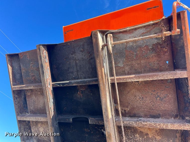 image for item LE9015 1991 International  4900 dump truck