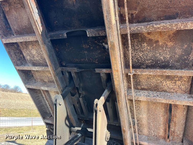 image for item LE9015 1991 International  4900 dump truck