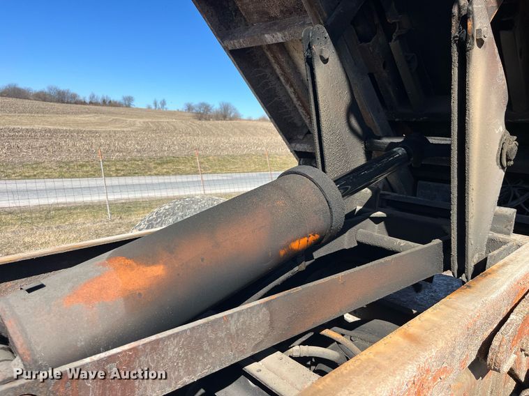 image for item LE9015 1991 International  4900 dump truck