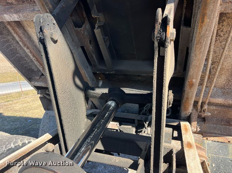 image for item LE9015 1991 International  4900 dump truck