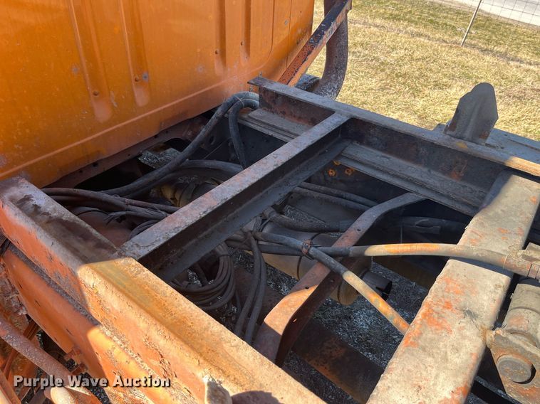 image for item LE9015 1991 International  4900 dump truck