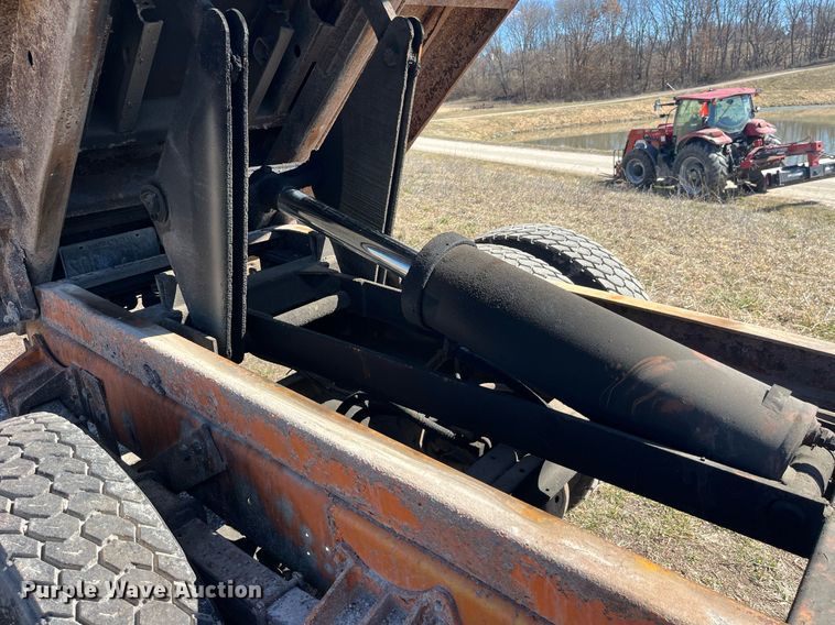 image for item LE9015 1991 International  4900 dump truck