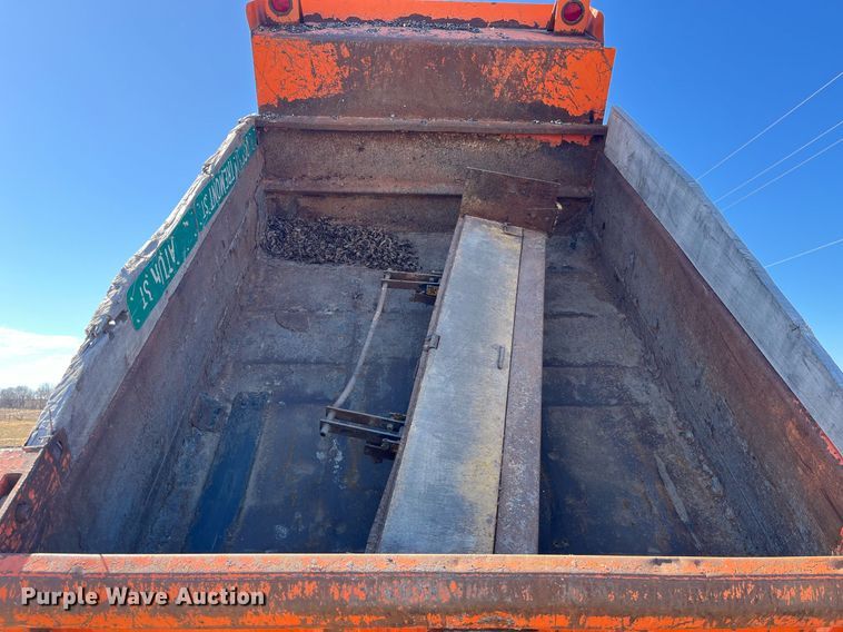 image for item LE9015 1991 International  4900 dump truck