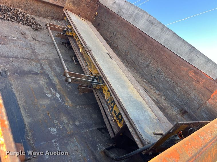 image for item LE9015 1991 International  4900 dump truck