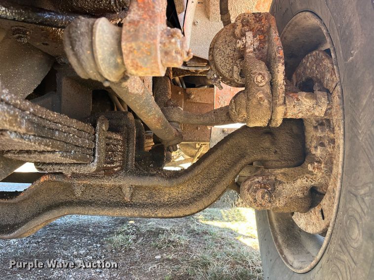 image for item LE9015 1991 International  4900 dump truck