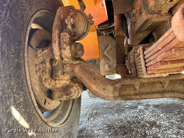 image for item LE9015 1991 International  4900 dump truck