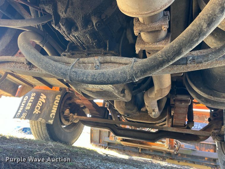 image for item LE9015 1991 International  4900 dump truck