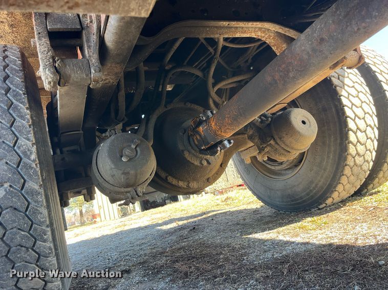 image for item LE9015 1991 International  4900 dump truck