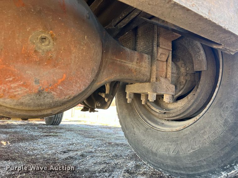 image for item LE9015 1991 International  4900 dump truck